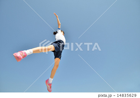 青空でジャンプする女の子（体操服） 14835629
