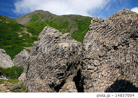 南アルプス 竹内門の褶曲模様と上河内岳の写真素材