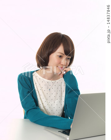 PCを見る女性 PCを見る女性 14837846