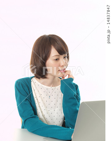 PCに向かう女性 PCに向かう女性 14837847