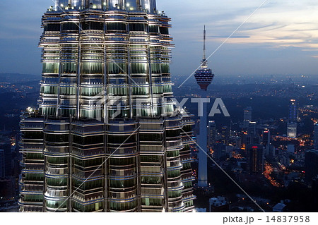 黄昏のペトロナスツインタワーとＫＬタワー 14837958