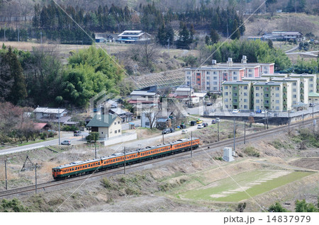 赤城山を背景に利根川の河岸段丘沿いを走る上越線のローカル電車 14837979