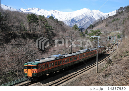 残雪の谷川岳を背景に走る上越線のローカル電車 残雪の谷川岳を背景に走る上越線のローカル電車 14837980