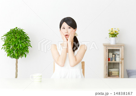 驚く女性 14838167