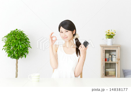 スマートフォンを持ってOKサインする女性 14838177