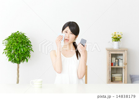 スマートフォンを持って泣く女性 14838179