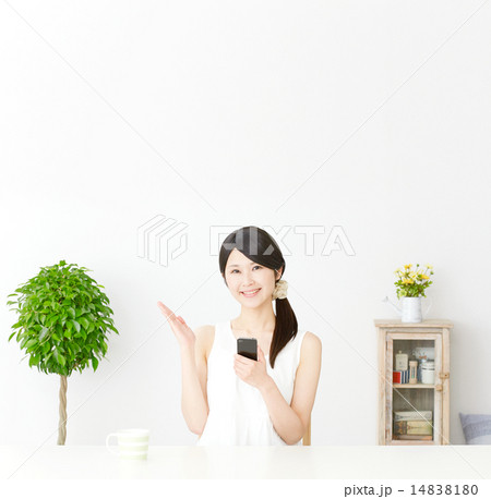 スマートフォンを持って案内する女性 14838180