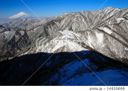 丹沢・三ノ塔から見る富士山、表尾根と塔ノ岳方面 14839666
