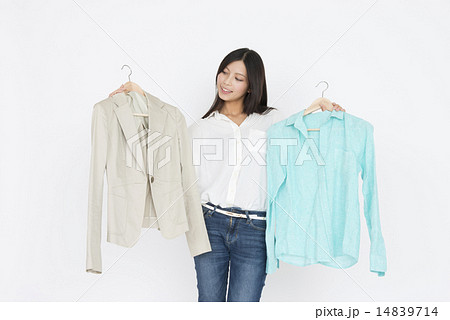 服を選ぶ女性の写真素材 14839714 Pixta