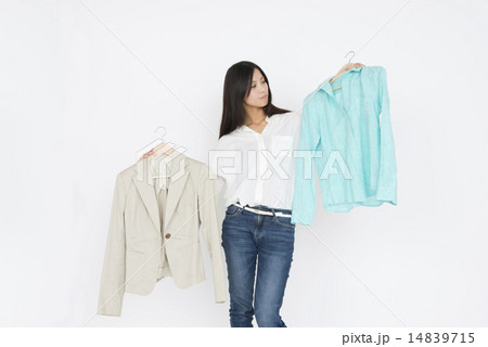 服を選ぶ女性の写真素材 14839715 Pixta