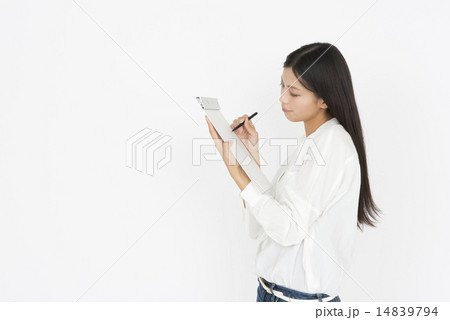 何かをメモする女性 何かをメモする女性 14839794