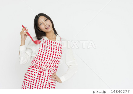 おたまをもつ女性の写真素材