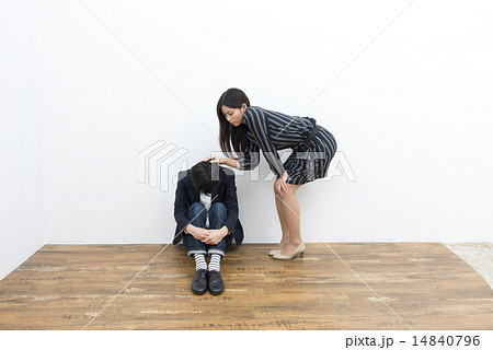 いじけた男性を慰める女性 14840796