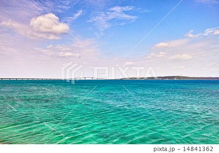 エメラルドグリーンの海と伊良部大橋  14841362