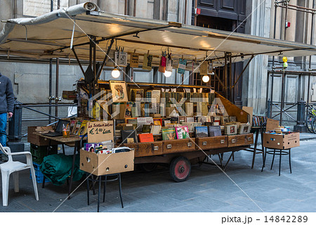 イタリア　フィレンツェ　露店の古本屋 14842289