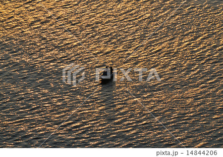 光る海とボート 14844206
