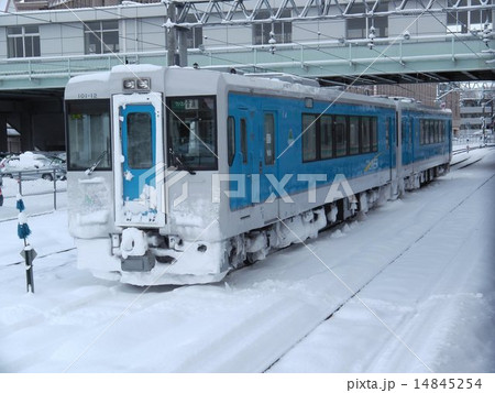 雪景色の側線に停車する… 左沢線・キハ101系 14845254