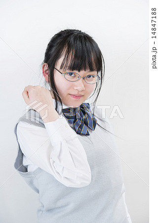 ガッツポーズするメガネの女子高生の写真素材