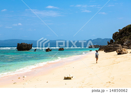 古宇利島　渡海浜を散歩する女性 14850062