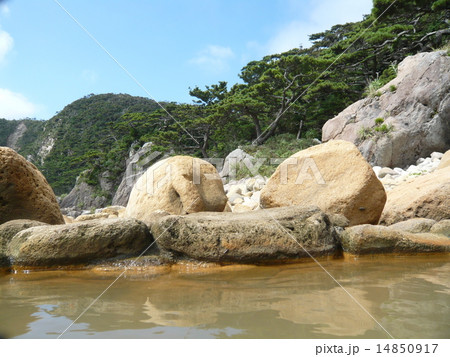 伊豆・式根島の松が下雅湯という露天温泉からの和な風景 伊豆・式根島の松が下雅湯という露天温泉からの和な風景 14850917