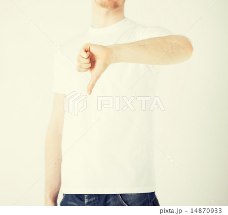 man showing thumbs down 14870933