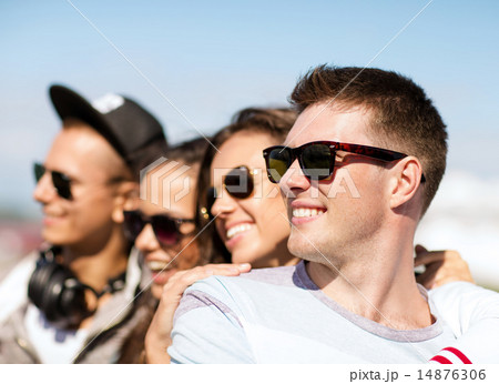 group of teenagers hanging out 14876306