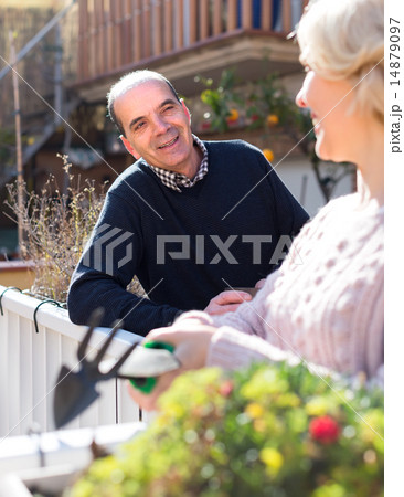 Senior man looking at his wife Senior man looking at his wife 14879097