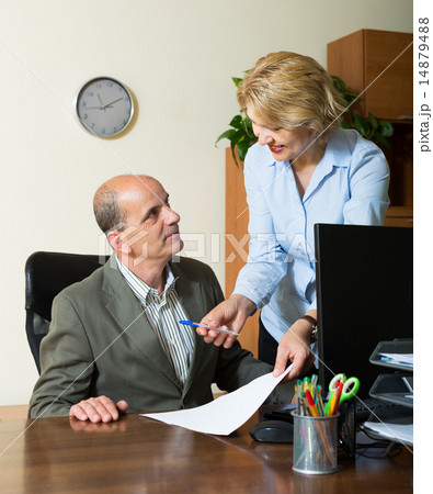 Chief talking with secretary 14879488