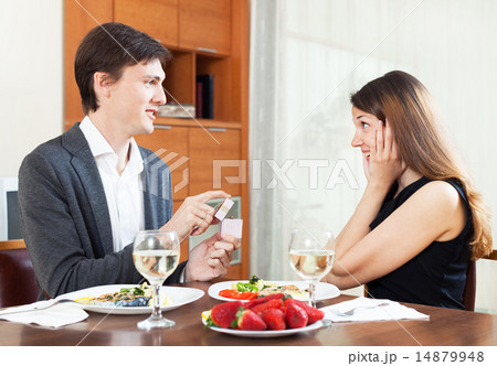 guy doing girlfriend's marriage proposal 14879948