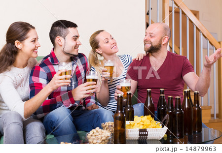Adults drinking beer indoor 14879963