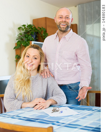 Couple with contract for buying apartment 14880183