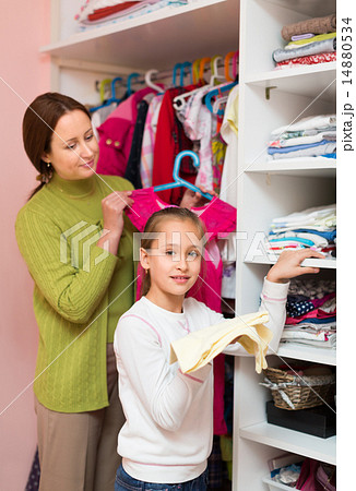 mam teaching girl to choose clothes 14880534