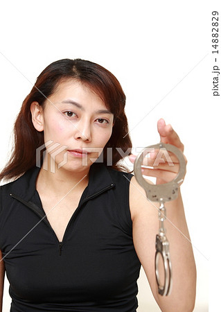 手錠を持つ女性の写真素材 14