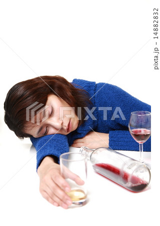 泥酔状態の女性 14882832