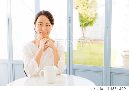 カフェでくつろぐ女性 カフェでくつろぐ女性 14884809