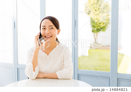 カフェで電話する女性 14884821