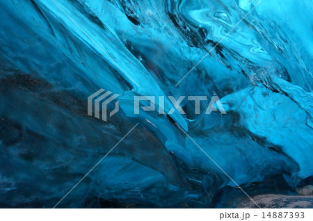 アイスランドにある真っ青に輝く神秘的な世界「氷の洞窟」の氷の表面 アイスランドにある真っ青に輝く神秘的な世界「氷の洞窟」の氷の表面 14887393