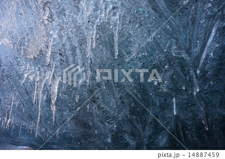 アイスランドにある真っ青に輝く神秘的な世界「氷の洞窟」の入口にあるつらら アイスランドにある真っ青に輝く神秘的な世界「氷の洞窟」の入口にあるつらら 14887459