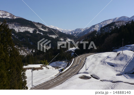 残雪の中の道路 14888140