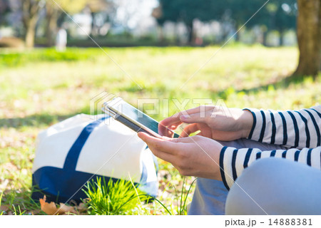 屋外でタブレット 14888381