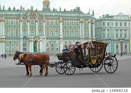 Carriage near the Hermitage in St. Petersburg 14889218