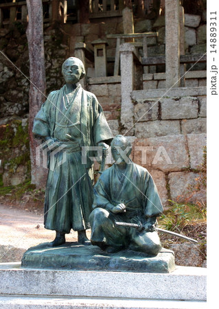 京都　坂本龍馬と中岡慎太郎像 14889311