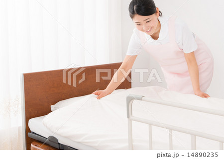 シニア夫婦 介護イメージ 14890235