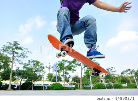 skateboarder skateboarding at city 14890371