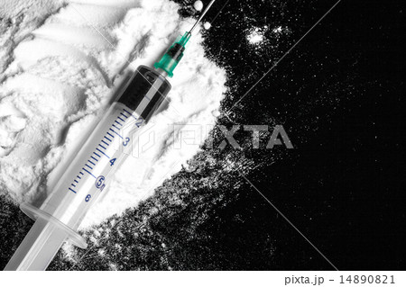 Cocaine drugs heap with syringe 14890821