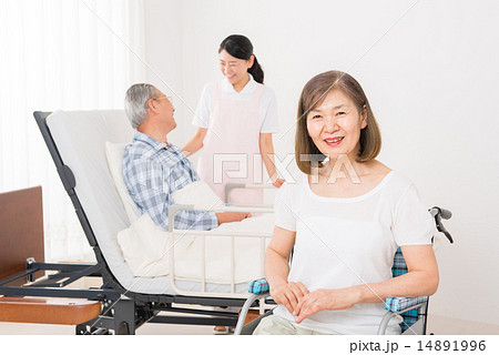 シニア夫婦 介護イメージ 14891996