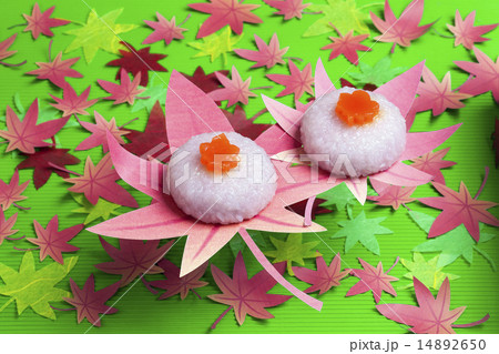 日本の秋 紅葉と和菓子の写真素材