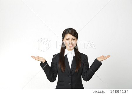 比べる女性 比べる女性 14894184