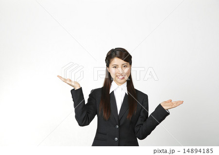 比べる女性 比べる女性 14894185