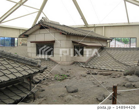 火山噴火で埋まってしまった家の写真素材